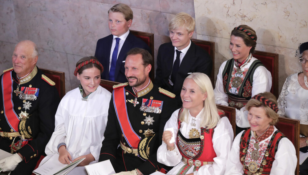 KONFIRMANTEN MED FAMILIE: Foran fra venstre, kong Harld, konfirmant og prinsesse Ingrid Alexandra, kronprins Haakon, kronprinsesse Mette-Marit og dronnig Sonja. Bak fra venstre prins Sverre Magnus, Marius Borg-Høiby og prinsesse Märtha Louise.