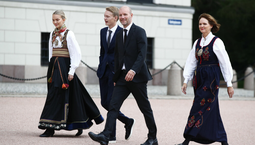 ANKOMMER: Bård Tufte Johansen ankommer Slottskapellet.