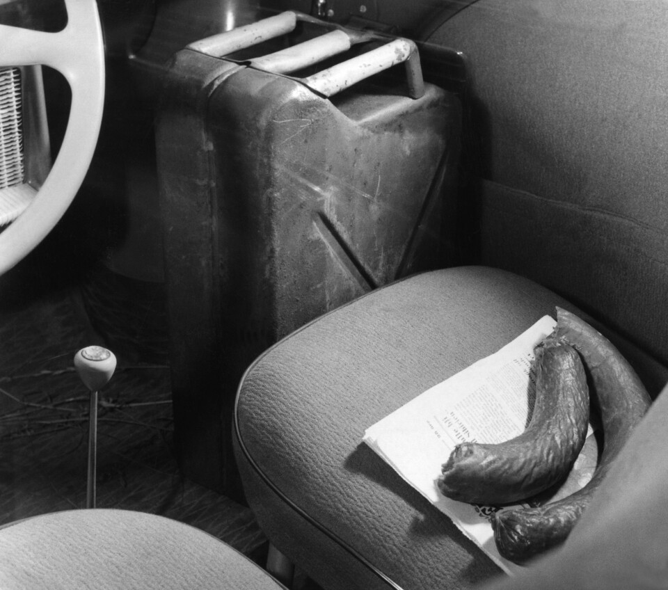 NISTE: Fire siders avskjedsbrev lå under to pølser i Tore Hedins bil da den ble funnet. Bensin til å tenne på åsteder hadde han nok av.