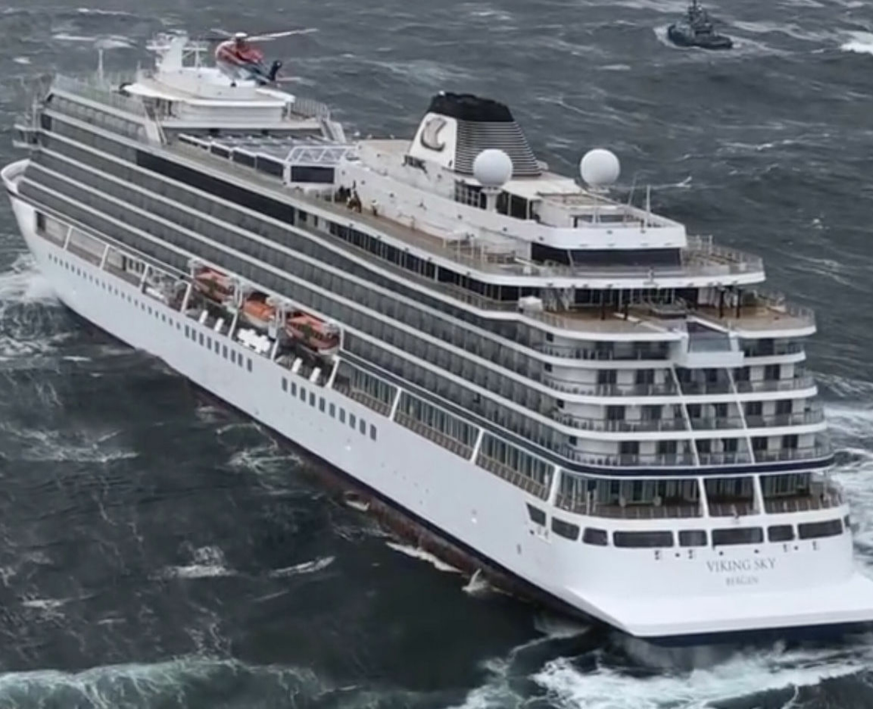 LUFTREDNING: Redning fra skip på sjøen var umulig, evakuering med livbåter trolig den sikre død. Og helikoptrene hadde begrenset kapasitet. En grunnstøting kunne fort fått større omfang enn Estonia-katastrofen.