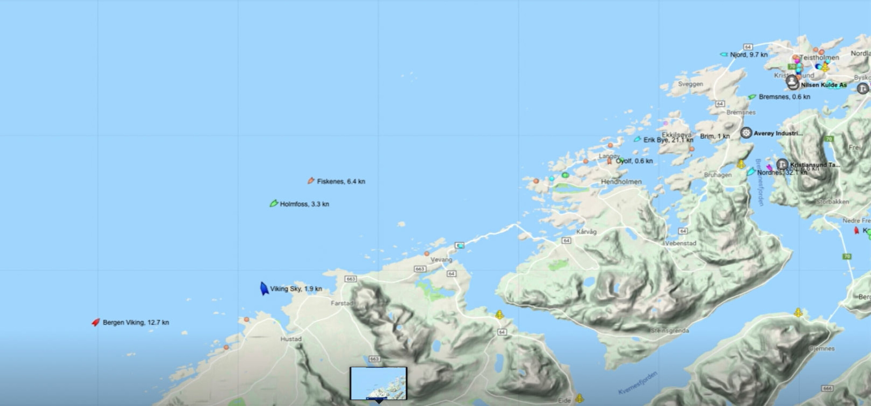 REDDET: Kl. 14.34 fikk cruiseskipet i gang en av motorene og siger utover mot åpent hav igjen. Et tosifret antall centimentre hadde skilt skroget fra bunnen.