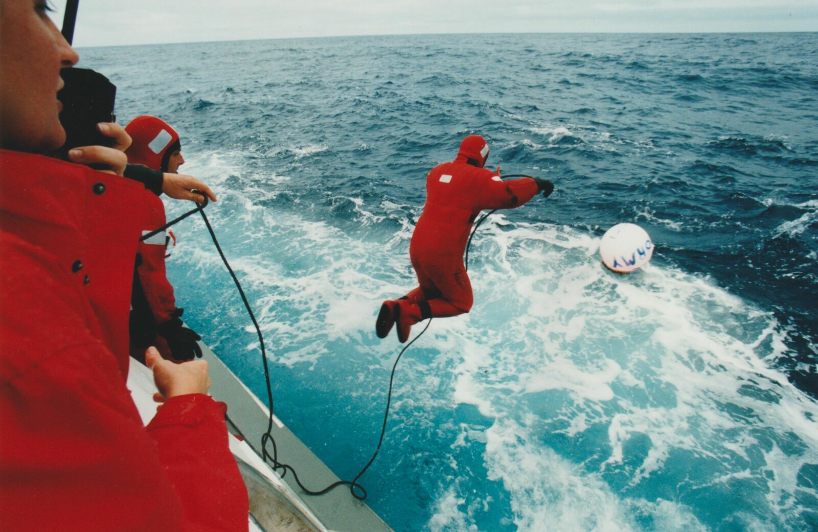 <b>LETEAKSJON:</b> Underveis i rekordforsøket måtte ferden avbrytes for å delta i en leteaksjon etter en flystyrt. Her hopper et mannskapsmedlem i sjøen for å hente noe man trodde var vrakgods.