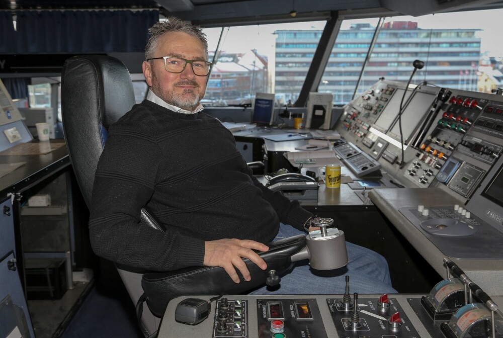 <b>MIMRER:</b> 21 år etter fartsfesten over Atlanterhavet, er det fortsatt kaptein Claus Lambek Kristensen som har rekorden. Her i kapteinssetet på broen på «Fjord Cat».