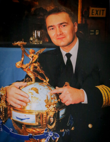 <b>VINNER:</b> Kaptein Claus Lambek Kristensen var bare 33 år da han satte tidenes fartsrekord over Atlanterhavet. Her poserer han, tydelig stolt, med premien; Hales Trophy som er forsikret for mange millioner kroner.