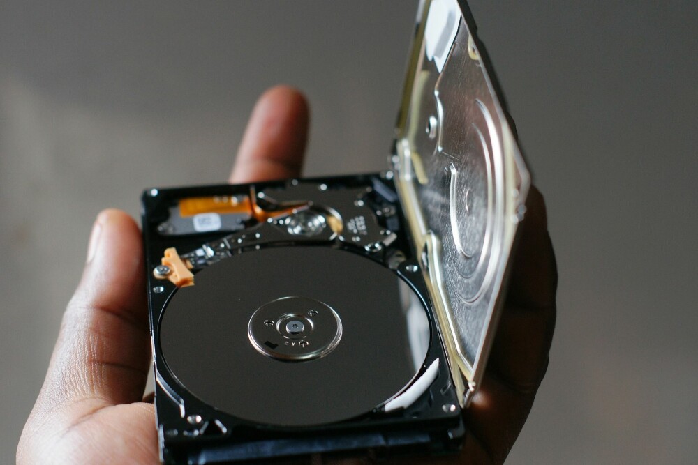 <b>SNURREHARDDISK:</b> Tradisjonelle harddisker har plater som snurrer og en arm som leser av platene. En moderne SSD har ingen bevegelige deler og er mye raskere enn en tradisjonell harddisk.
