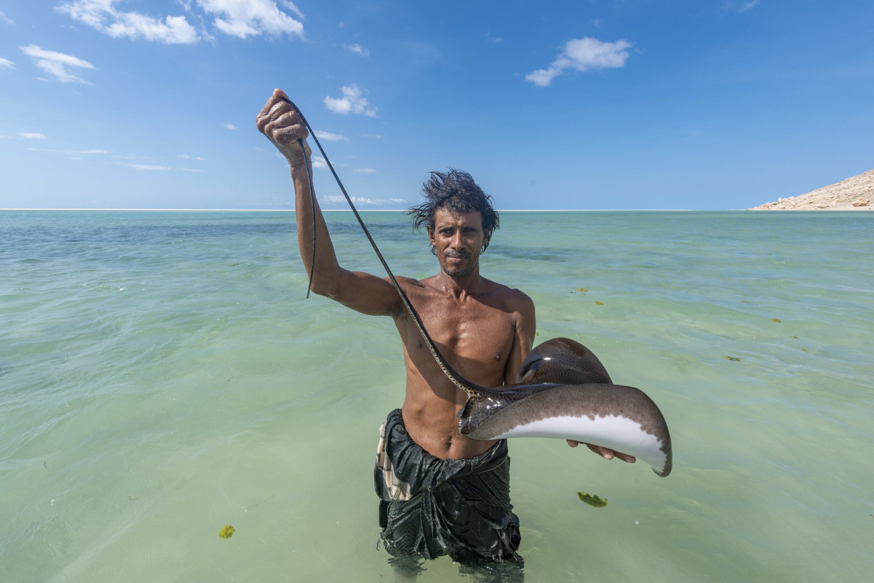 FARLIG LEK: Hulemannen Abdullah demonstrerer hvordan man fanger en piggrokke med hendene.