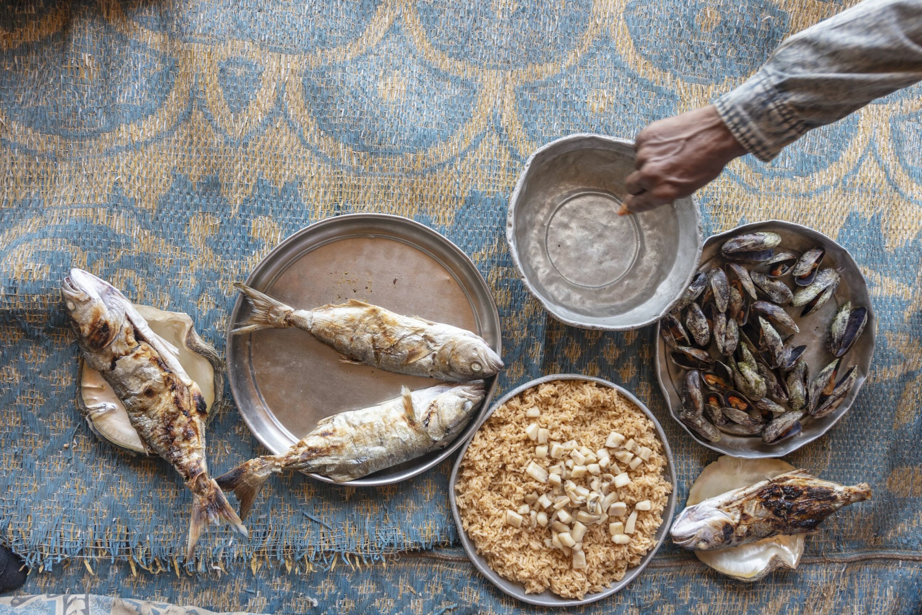 VELKOMMEN: Abdullah har fisket og tilberedt et måltid til sin norske gjest.