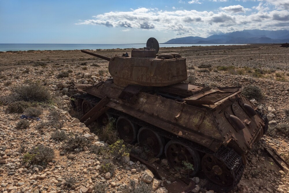 <b>EN GANG MARXISTISK:</b> Det ligger sovjetiske T34-stridsvogner <br/>på rekke og rad langs stranda og ruster. Kanonene peker stumt nordover mot munningen av Adenbukta. Minnesmerker fra den gang Sør-Jemen ble en marxistisk ettpartistat i 1967.