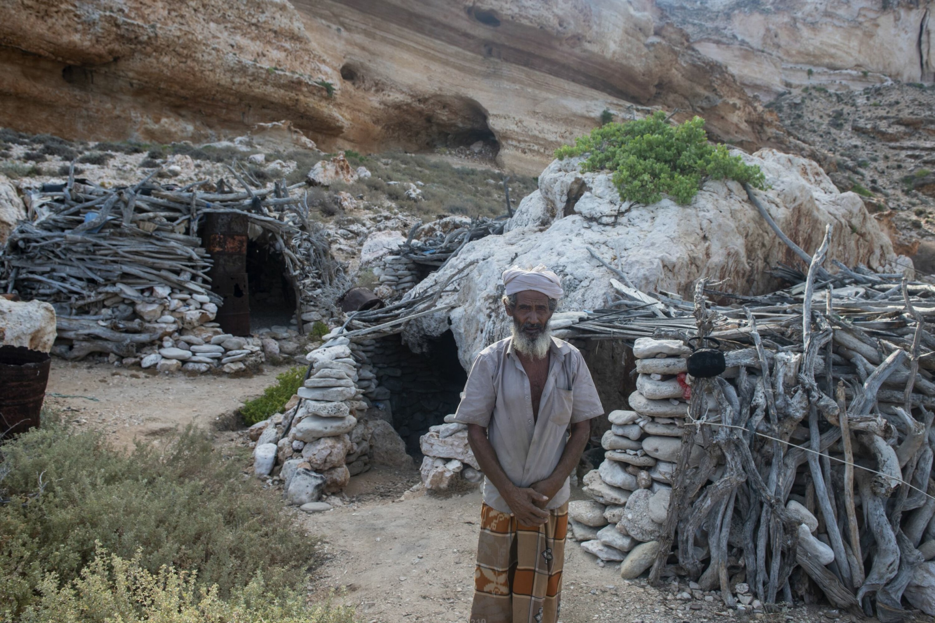 ENEBOEREN: Saalef bor på den øde Shuab-stranden, isolert fra omverden. I bakgrunnen hans hjem.