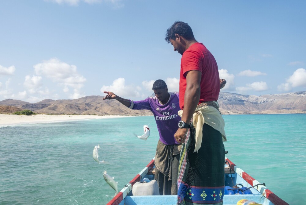 <b>FISKELYKKE:</b> Muhammed hiver ut snøret og drar opp tre fisk. Guiden Saleh i rødt. Rett utenfor Shuab-stranden.
