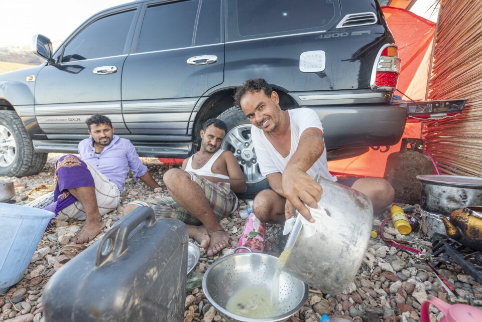 PUST I BAKKEN: Fra venstre guiden Saleh, sjåføren Amir og guiden Isa.