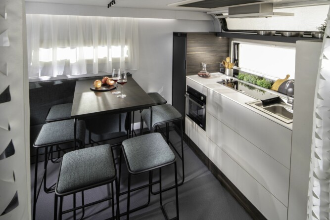 <b>SITTEPLASSER TIL EN FAMILIE:</b> Kjøkkenet i 904-modellen ser ut som et kjøkken i en liten leilighet.