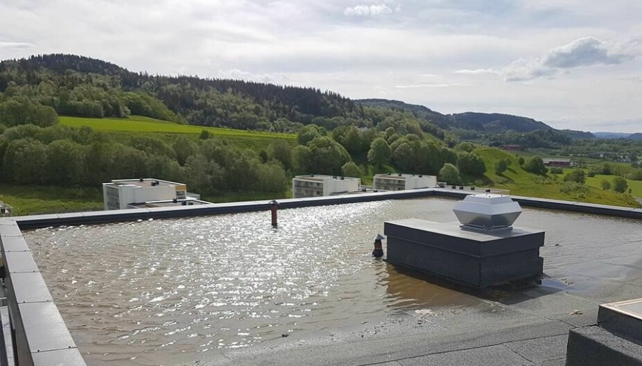 BADEBASSENG PÅ TAKET? Tette sluk, dårlig fall er noe som kan skape trøbbel på bygg med flatt tak. BADEBASSENG PÅ TAKET? Tette sluk, dårlig fall er noe som kan skape trøbbel på bygg med flatt tak.