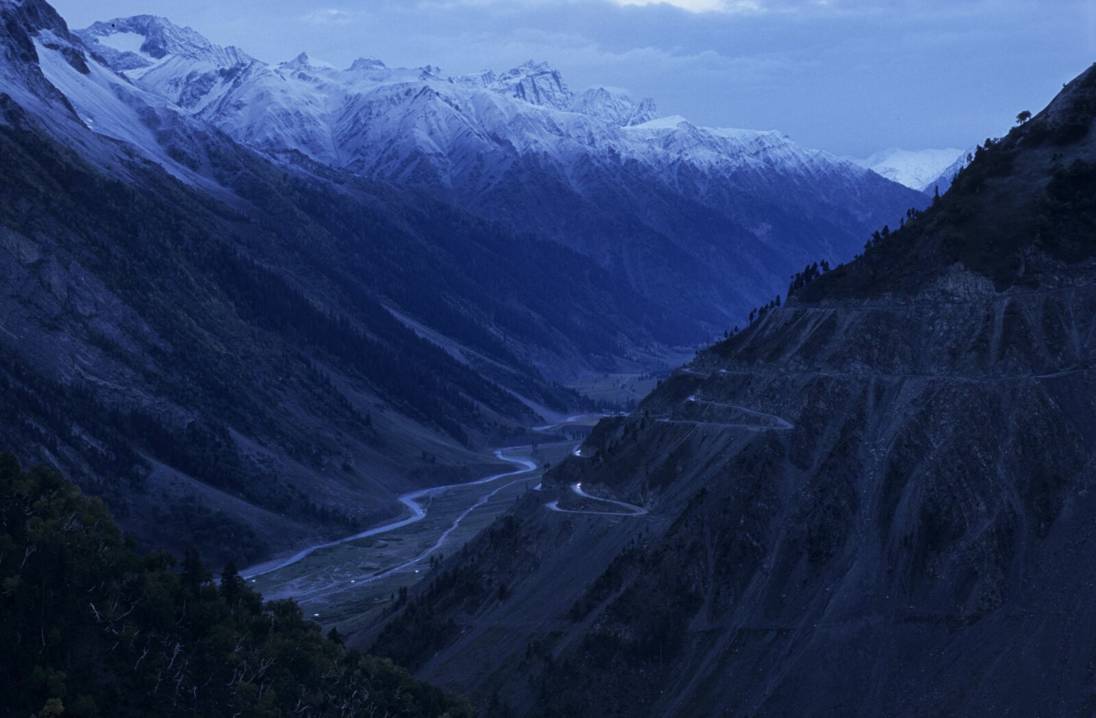 <b><SPAN CLASS=BOLD>EKSPLOSIVT:</b></span> Den beste måten å entre Kashmir på er å komme fra øst, Ladakh, med buss eller bil. Da må Zoji La (3528 m) krysses og her er naturen og ikke minst veien, virkelig vill og vakker.Veien over Zoji La har hatt over 60 jordras og i 2009 måtte 350 mennesker bli reddet ned fra passet etter at de ble stående fast på grunn av snø. Bildet er fra 2002.