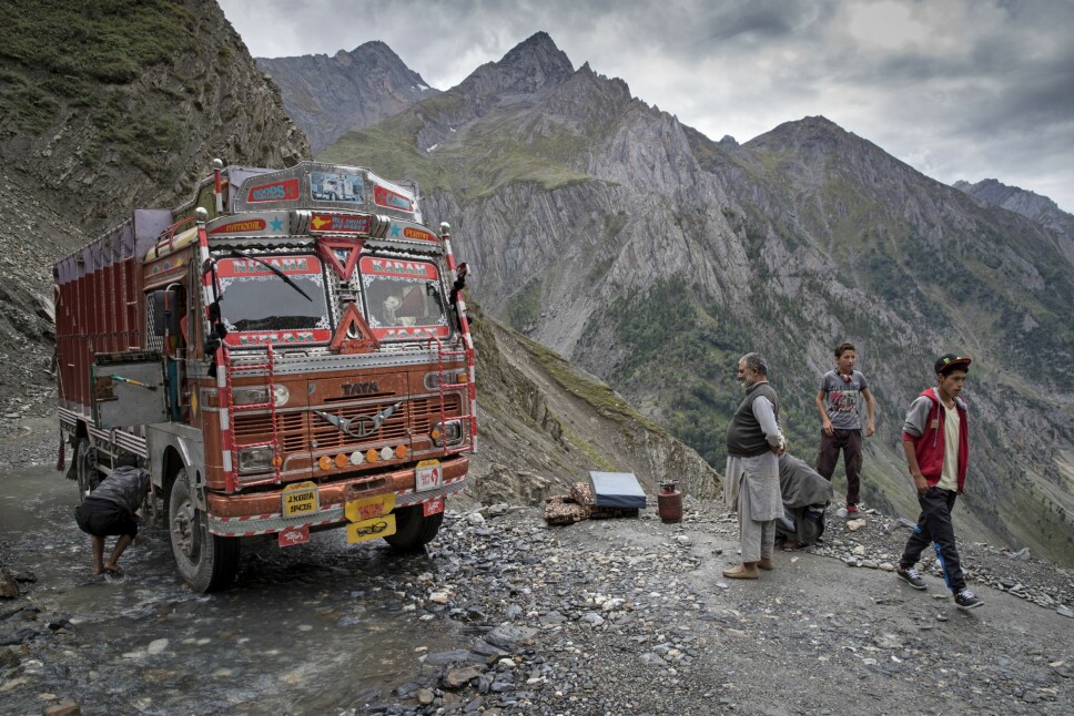 <b><SPAN CLASS=BOLD>STOPP PÅ TOPP:</b></span> den beste måten å entre Kashmir på er å komme fra øst med buss eller bil. Da må Zoji La (3528 m) krysses og her er naturen og ikke minst veien, virkelig vill og vakker. Her en lastebil med motorstopp like under fjellpasset. Bildet fra 2017.Veien over Zoji La har hatt over 60 jordras og i 2009 måtte 350 mennesker bli reddet ned fra passet etter at de ble stående fast på grunn av snø.