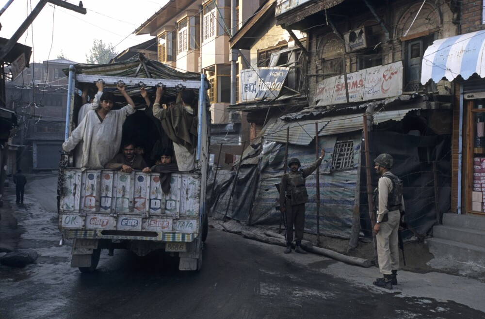 <b><SPAN CLASS=BOLD>PÅ VAKT:</b></span> Soldater har overtatt for turister.Bildet er fra min reise i Kashmir tilbake i 2001. Den gang krydde det av soldater i byens gater.