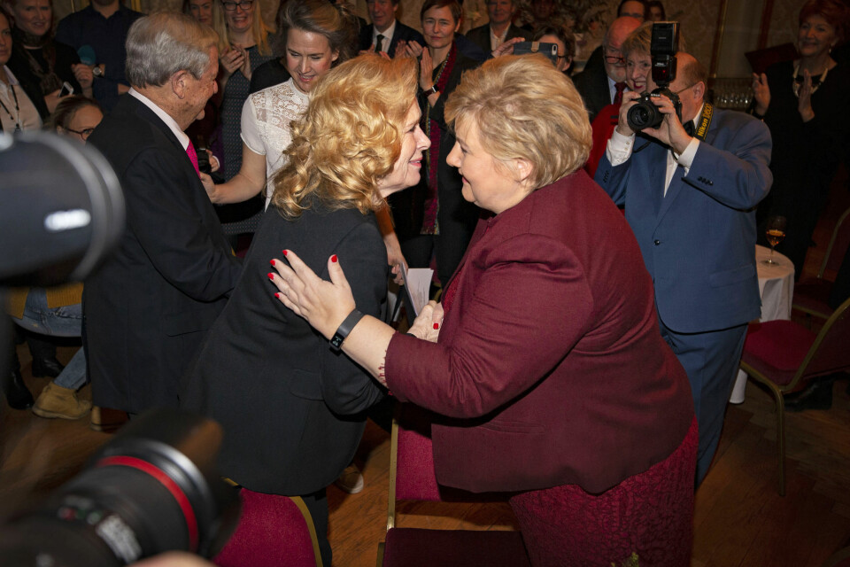 HEDRET: 16. desember i fjor fylte Liv 80 år. Her blir hun gratulert av statsminister Erna Solberg under bursdagsfeiringen på Nationaltheatret.