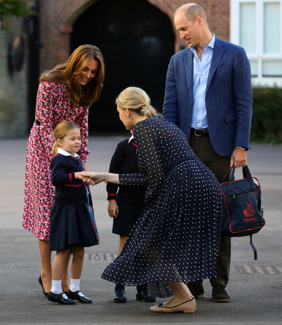 HILSER PÅ: Prinsesse Charlotte, som vil gå under navnet Charlotte Cambridge på skolen, hilser på rektor Helen Haslem første skoledag. Her sammen med mamma hertuginne Kate og pappa prins William.