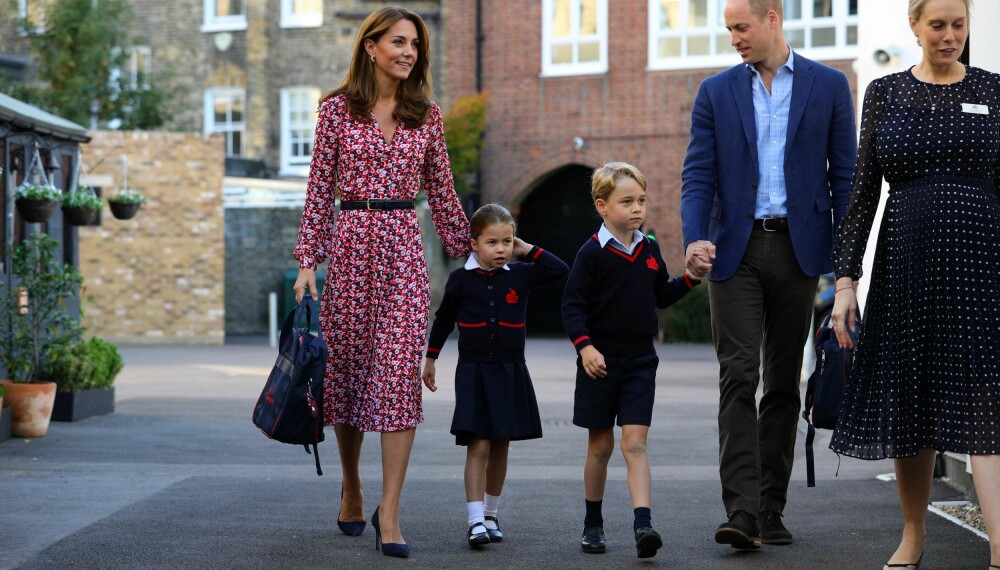 SKOLESTART: Hertuginne Kate, prinsesse Charlotte, prins George og prins William på vei til skolen.