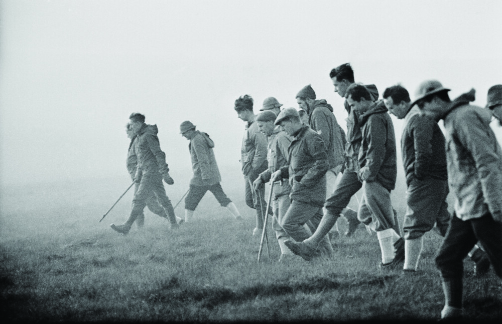<b>MANNGARD:</b> Letemannskaper finkjemmer Saddleworth Moor på jakt etter tegn til gravsteder i 1965. De oppdaget to lik det året, og et tredje i 1987.