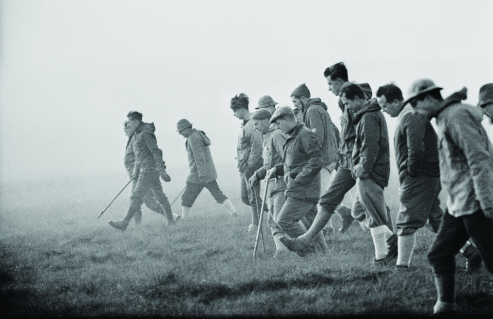 MANNGARD: Letemannskaper finkjemmer Saddleworth Moor på jakt etter tegn til gravsteder i 1965. De oppdaget to lik det året, og et tredje i 1987.