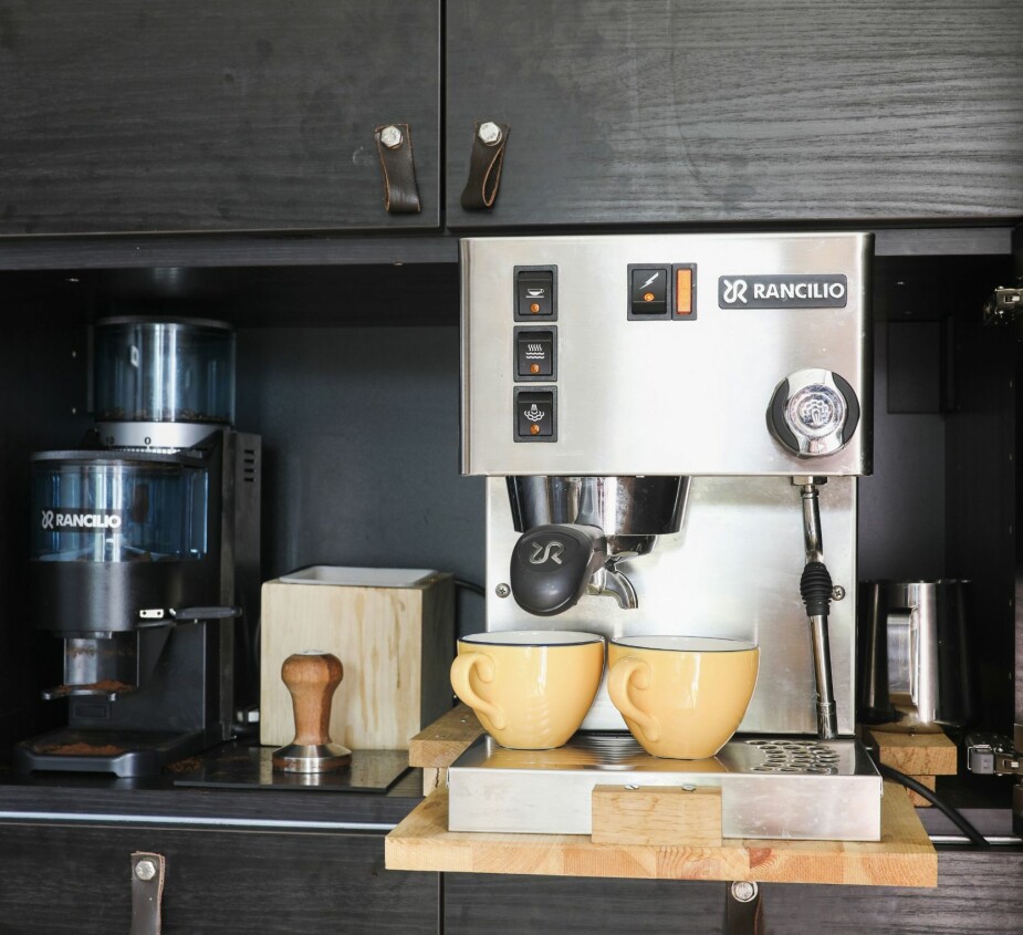 HYTTEKAFÉ: På hytta er alt tilrettelagt for å servere kun den aller beste kaffen. Kaffemaskinen av merket Rancilio Silvia er bygget inn av Per Ove, som har laget en løsning for å kunne trekke den ut. HYTTEKAFÉ: På hytta er alt tilrettelagt for å servere kun den aller beste kaffen. Kaffemaskinen av merket Rancilio Silvia er bygget inn av Per Ove, som har laget en løsning for å kunne trekke den ut.