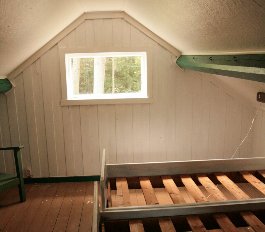 DET GAMLE LOFTET: For en forskjell! Plater og panel er nå fjernet til fordel for det røffe tømmeret og eksponering av bærebjelker. DET GAMLE LOFTET: For en forskjell! Plater og panel er nå fjernet til fordel for det røffe tømmeret og eksponering av bærebjelker.