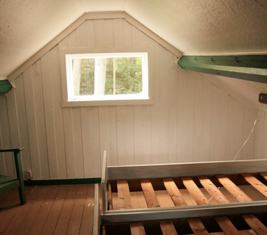 DET GAMLE LOFTET: For en forskjell! Plater og panel er nå fjernet til fordel for det røffe tømmeret og eksponering av bærebjelker.