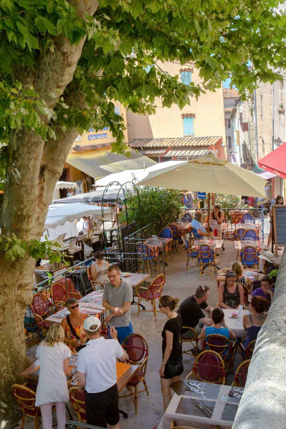 <b>MARKED:</b> Fayence er en av de mange vakre byene i området, matmarkedet er en fest for alle sanser. Foto:Nico Gomez <b>MARKED:</b> Fayence er en av de mange vakre byene i området, matmarkedet er en fest for alle sanser. Foto:Nico Gomez