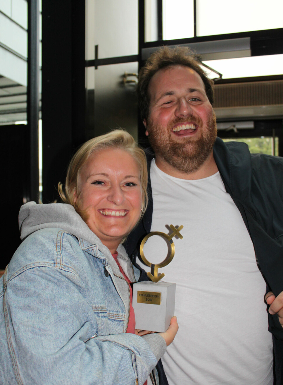 FORLOVET: Tuva Fellman vant Skamløsprisen 2019. Her avbildet sammen med forloveden og P3-programleder Ronny Brede Aase.