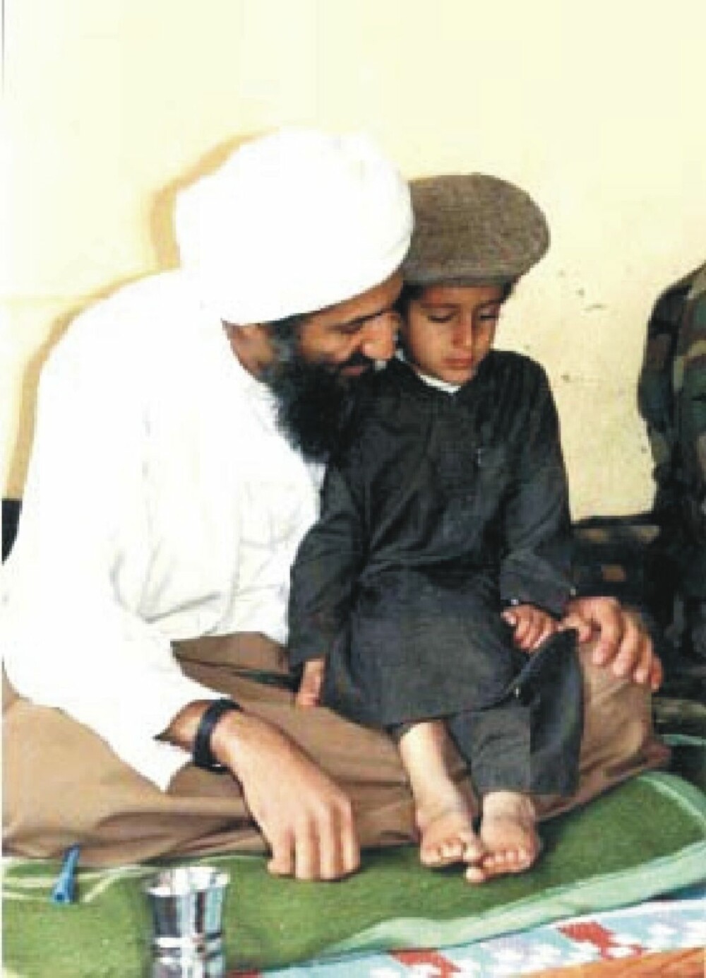 <b>FAVORITT:</b> Etter at den eldre sønnen Saad ble drept i et amerikansk drone­angrep i 2009, ønsket Osama bin Laden at favoritt­sønnen, Hamza, skulle arve tronen som leder av Al Qaida. Dette bildet skal være tatt rundt 1997. Hamza antas å være født i 1989.