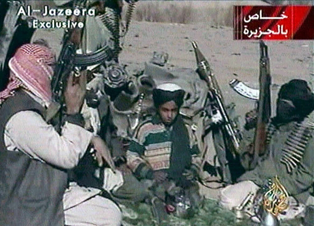 <b>TERRORISTOPPDRETT:</b> Dette sjeldne bilde av Hamza er tatt fra en video, angivelig fra november 2001, to måneder etter angrepene i USA. Etter hvert dukket Osamas tronarving opp på flere videoer, omgitt av soldater og våpen.