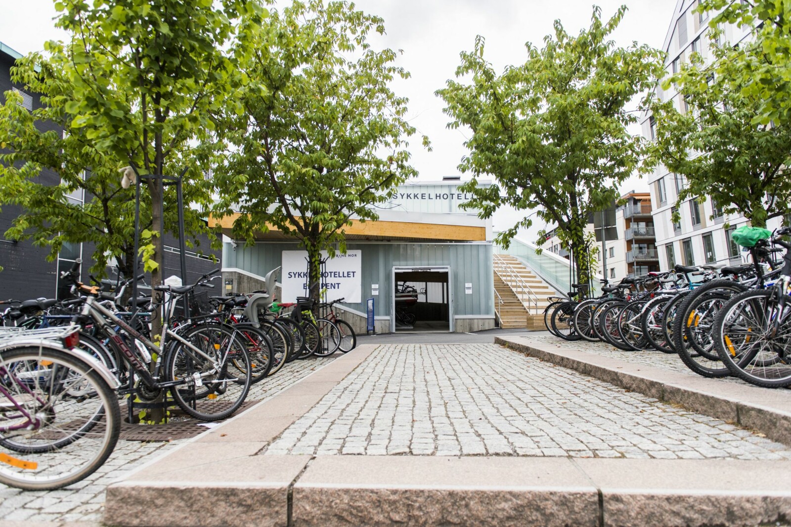 <b>LILLESTRØM I SÆRKLASSE:</b> Sykkelhotellet er åpent, men tomt. Syklistene parkerer heller utenfor, som før. Nok en bortkastet millioninvestering.