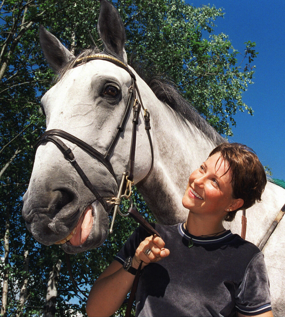 HEST ER BEST: – Hestene er ærlige, og de kunne jeg stole på, sier Märtha. Her med sin nye hest Lenaro i 1999.