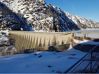 <b><SPAN CLASS=BOLD>FØR:</b></span> Slik så dammen i Langevatn ut før kraftproduksjonen i Åseral ble besluttet rustet opp.