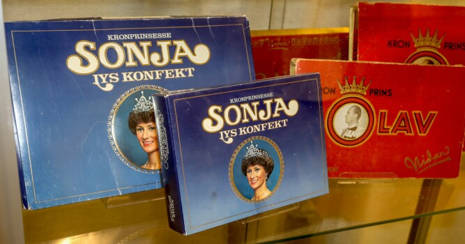 <b><SPAN CLASS=BOLD>ROYAL:</b></span> Ingen har noensinne laget Mette-Marit-konfekt, men både kronprins Olav og kronprinsesse Sonja har prydet konfekt fra Nidar. Sonja-varianten var i salg helt til 1995.