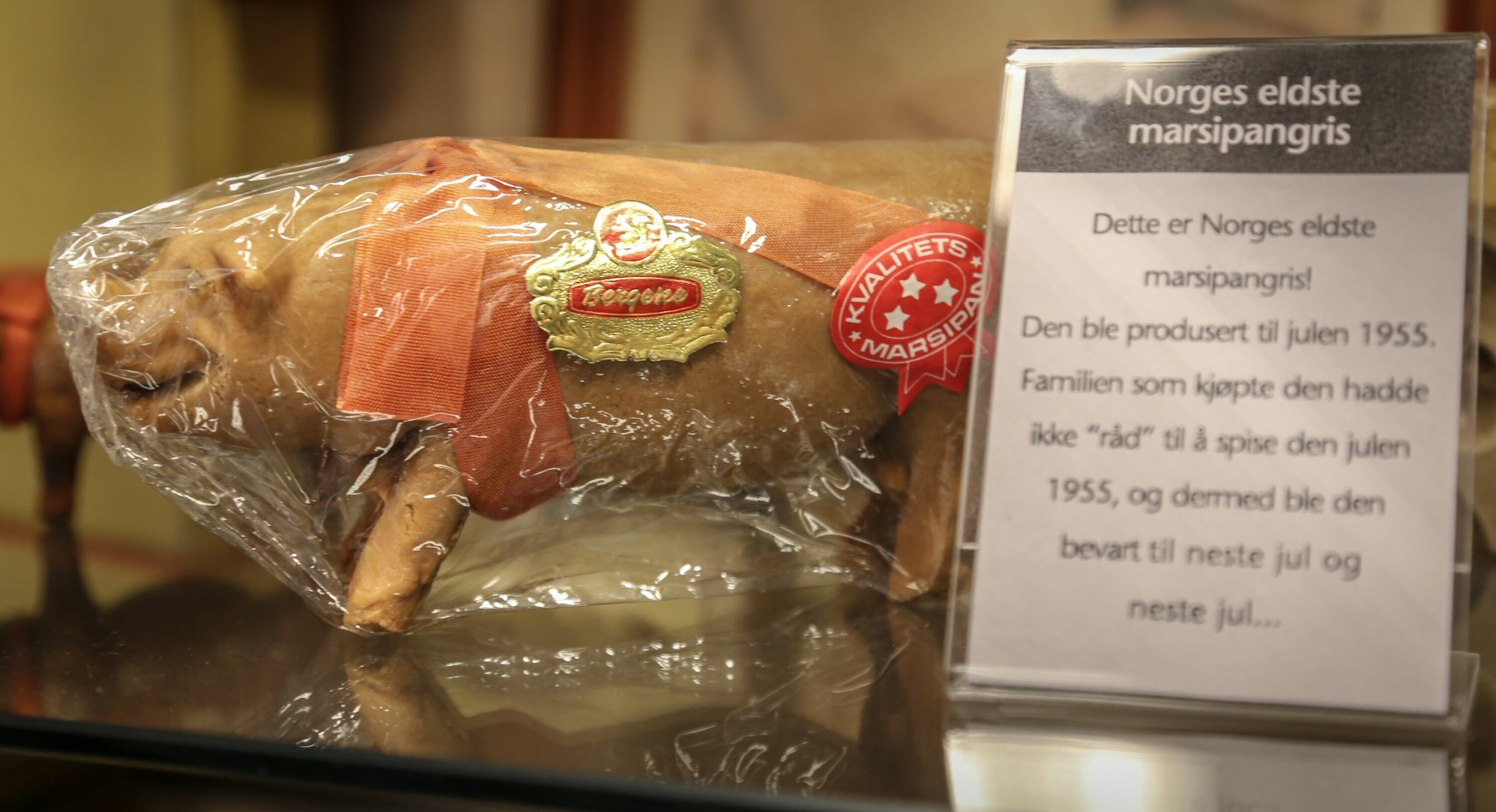 GAMMEL GRIS På Nidars sjokolademuseum dukker denne opp; en gedigen marsipangris fra 1955 som ikke ble spist!