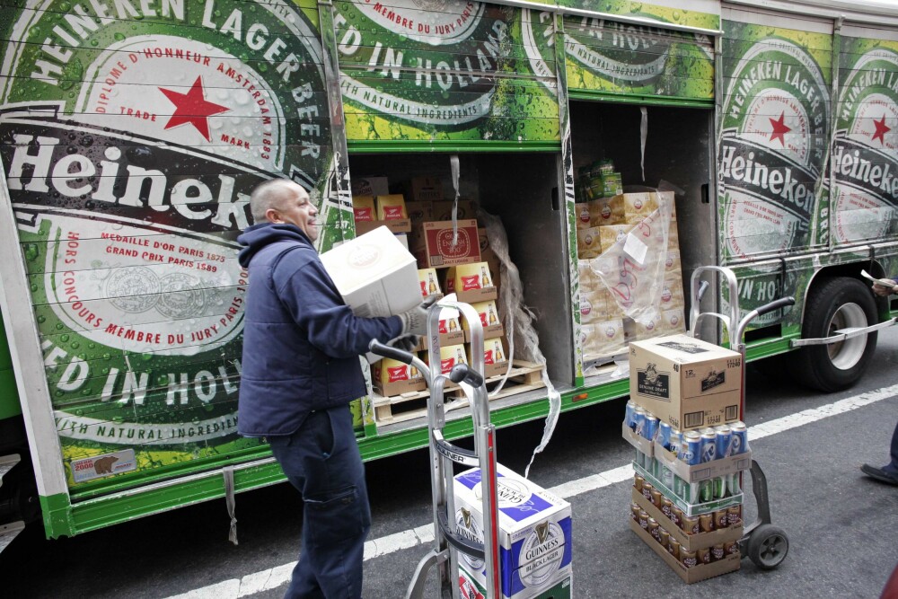 KJØPER ØL: Heineken leverer øl over hele verden, som her i New York, og kjøper seg stadig inn i tradisjonsrike bryggerier. Men nederlenderne er lang fra størst mot tørst.