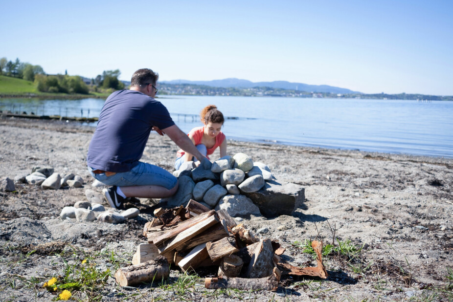 Samarbeid. Det trengs mange steiner til å lage steinovnen, så det er smart å være flere som bærer steiner.