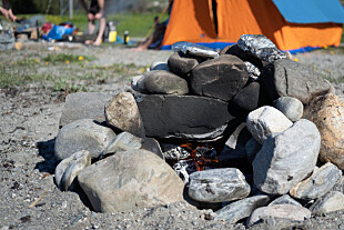 Bakerovn. Utnytt varmen til steinovnen til å lage mat. Pakk poteter inn i folie og legg dem på steinene. Etter en drøy time har du perfekt bakte poteter.