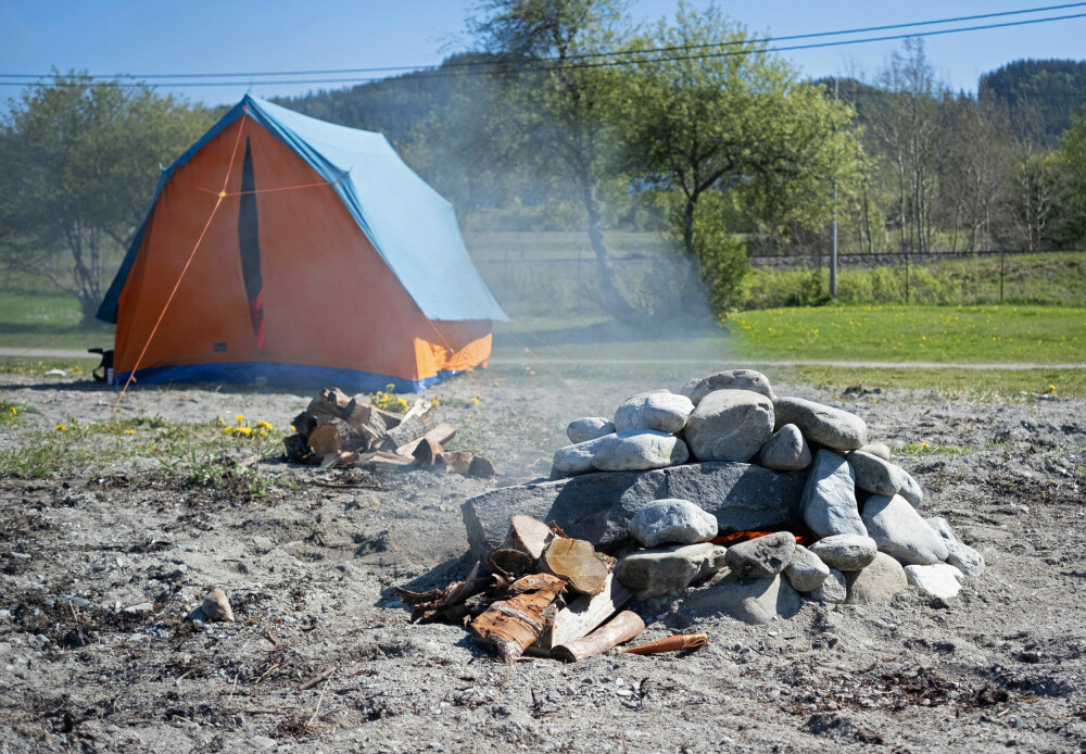 Gjør klar teltet. Bruker du telt som kan flyttes, kan det stå klart. Alternativt kan du sette opp teltstenger rundt steinovnen mens bålet brenner i den. Vent med å legge på teltduk til bålet er slukket.