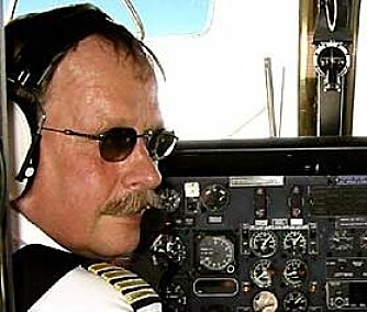 <b><SPAN CLASS=BOLD>TRYGG:</b></span> Stein Magne Lian i kapteinsetet. Han klarte ved et mirakel å redde passasjerer og fly.