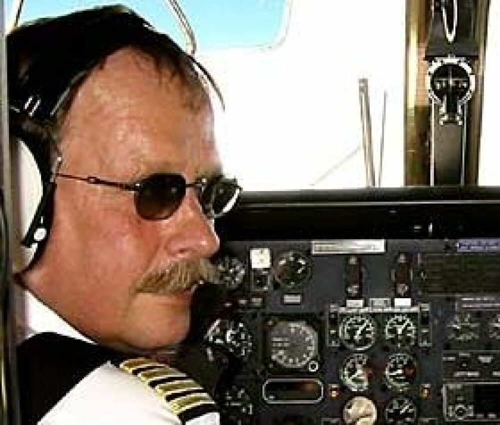 <b><SPAN CLASS=BOLD>TRYGG:</b></span> Stein Magne Lian i kapteinsetet. Han klarte ved et mirakel å redde passasjerer og fly.