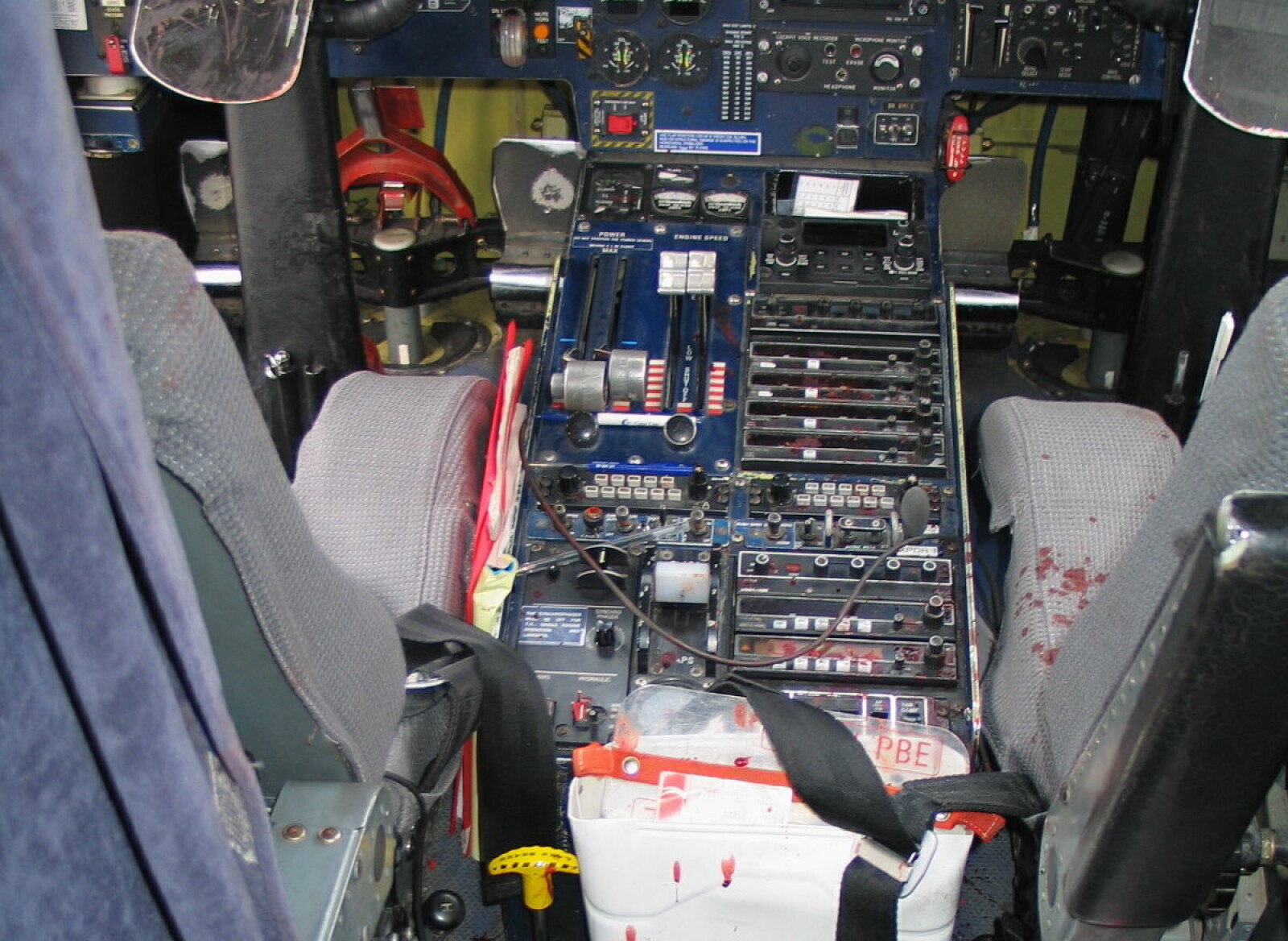 <b><SPAN CLASS=BOLD>PÅ LIV OG DØD:</b></span> Sporene etter kampen i cockpiten på Kato Air flight 605 var tydelige etter at flyet landet.
