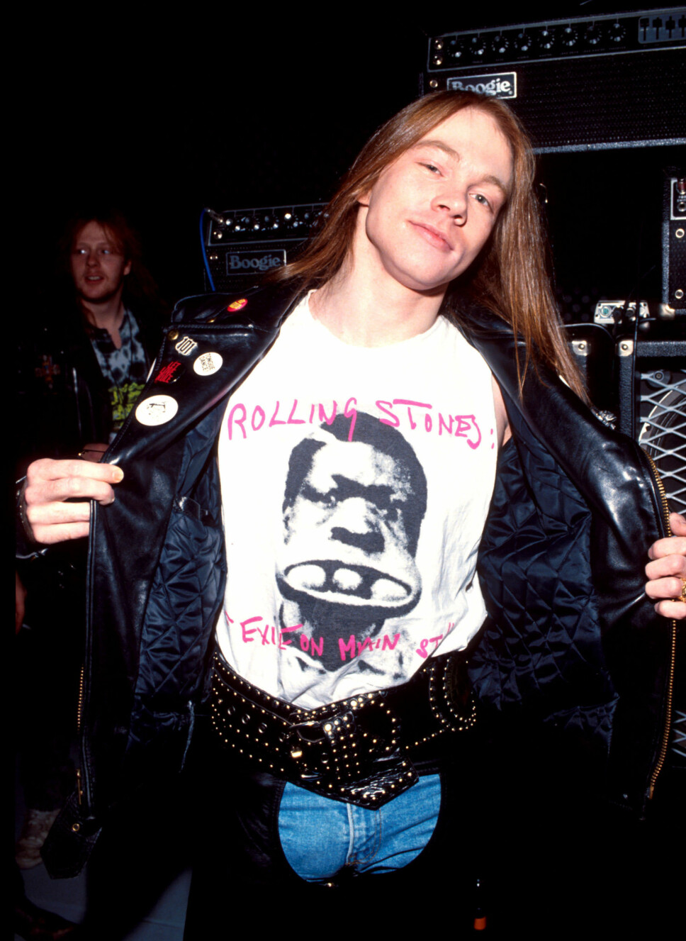 ROLLING STONES PÅ BRYSTET: Guns N' Roses-vokalist Axl Rose reklamerer for rockerkollegaene Rolling Stone på t-skjorten, fra omkring 1990.