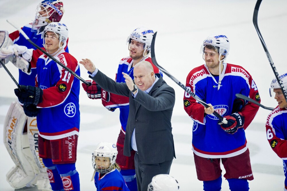 <b>ISKRIGER:</b> Gjennom TV-serien Iskrigerne ble mange kjent med Jan Tore Kjærs fargerike lederstil for Vålerenga Ishockey gjennom hele 18 år. <b>ISKRIGER:</b> Gjennom TV-serien Iskrigerne ble mange kjent med Jan Tore Kjærs fargerike lederstil for Vålerenga Ishockey gjennom hele 18 år.