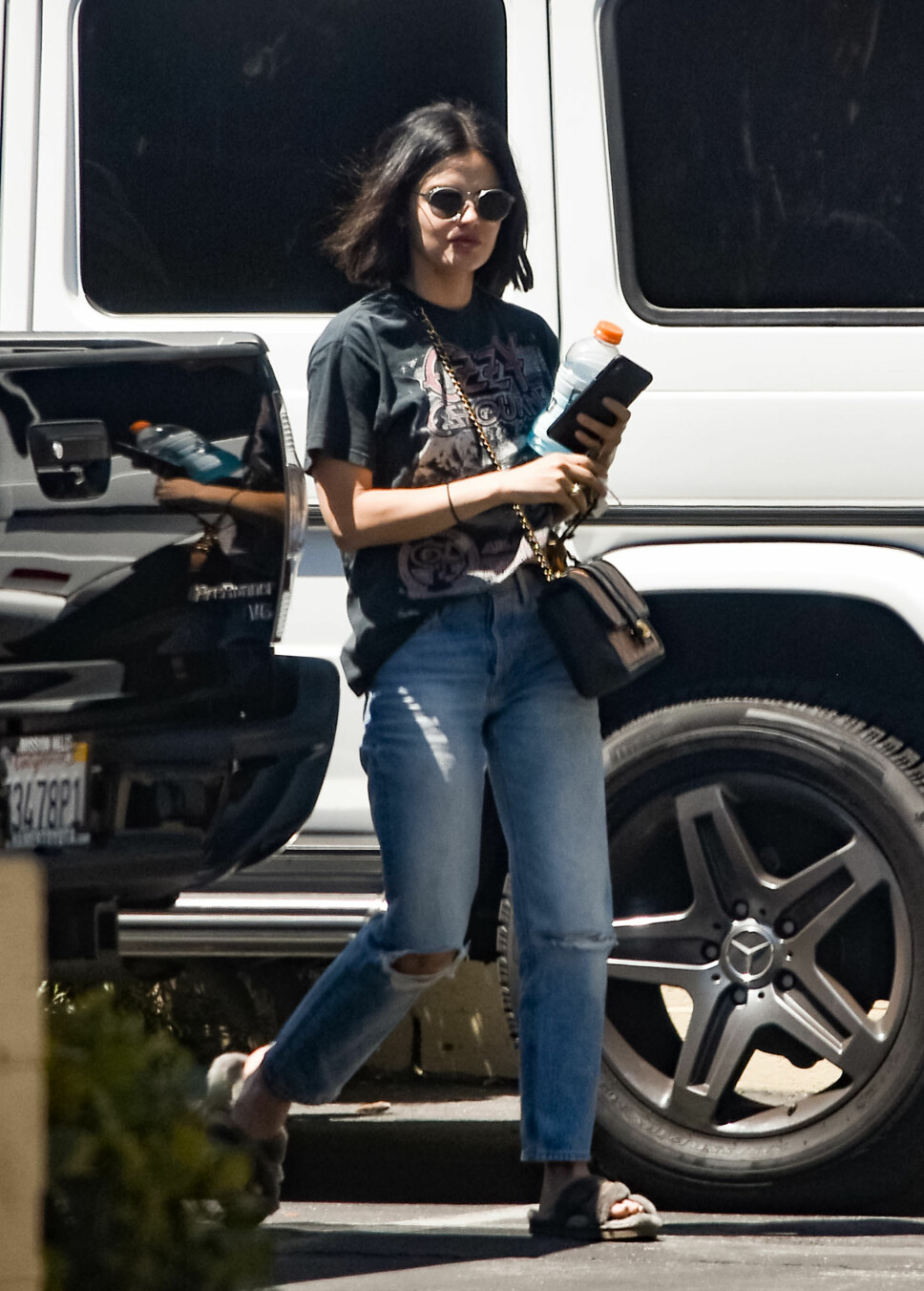 ANNO 2019: Skuespiller og «Pretty Little Liars»-stjerne Lucy Hale med Ozzy Osbourne t-skjorte på vandring i Los Angeles i august 2019.
