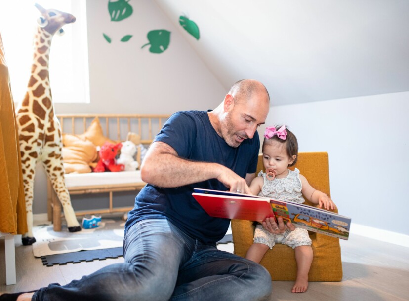 KOSESTUND: Venessa elsker å bli lest for og kan navnet på mange dyr både på norsk og hebraisk, forteller Shlomi.