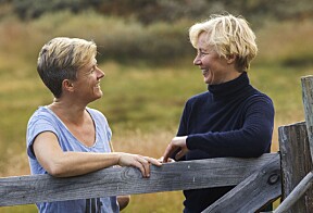 Vibeke og Henriette ved porten.