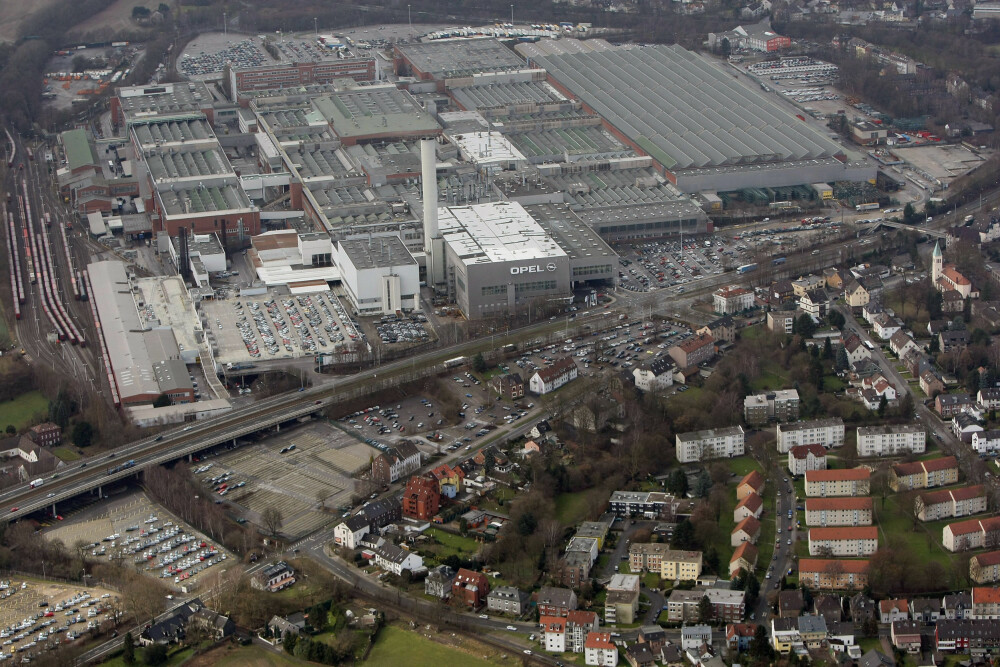 <b><SPAN CLASS=BOLD>JOBBER SIKRET:</b></span> For første gang på 20 år gikk Opels bilproduksjon, her i Bochum, i pluss. Ro og optimisme preger fabrikken der ledelsen har utstedt garanti om at ingen ansatt skal miste jobben før juli 2023. 